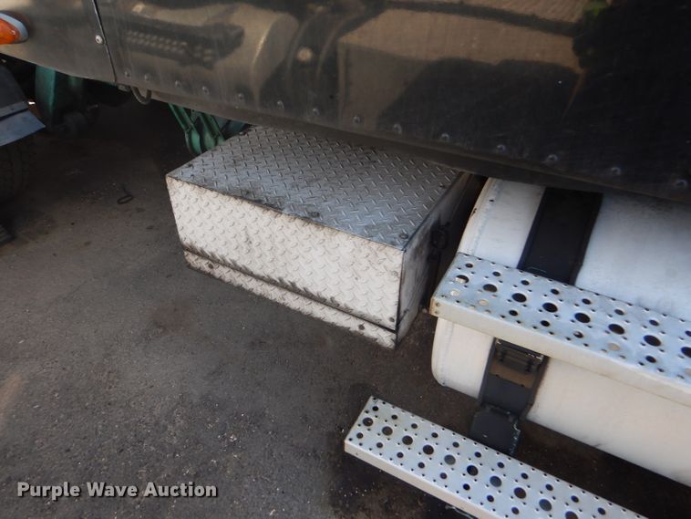 image for item GH9573 2004 Freightliner Columbia semi truck