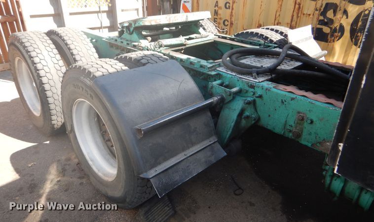 image for item GH9573 2004 Freightliner Columbia semi truck