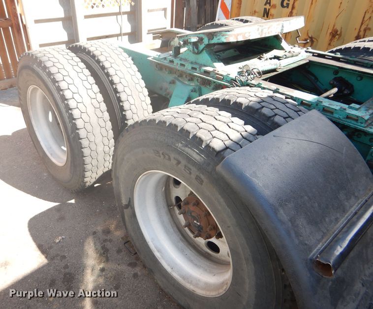 image for item GH9573 2004 Freightliner Columbia semi truck