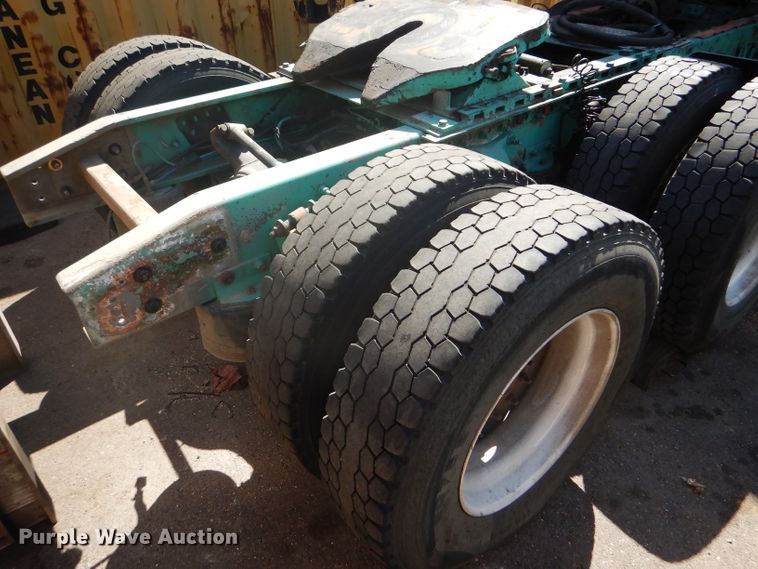 image for item GH9573 2004 Freightliner Columbia semi truck