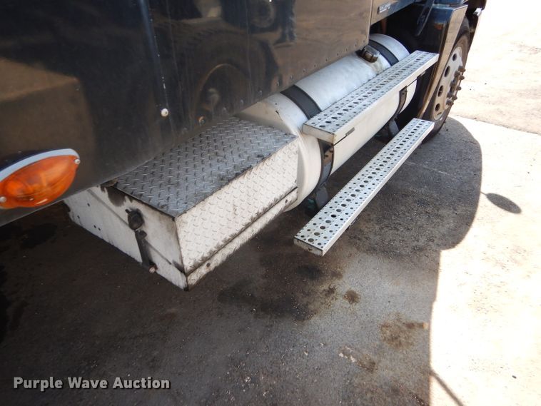 image for item GH9573 2004 Freightliner Columbia semi truck