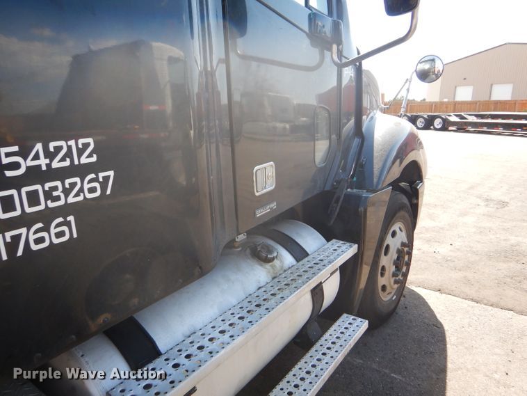 image for item GH9573 2004 Freightliner Columbia semi truck