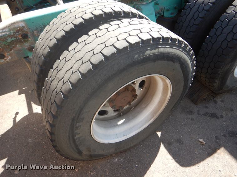 image for item GH9573 2004 Freightliner Columbia semi truck