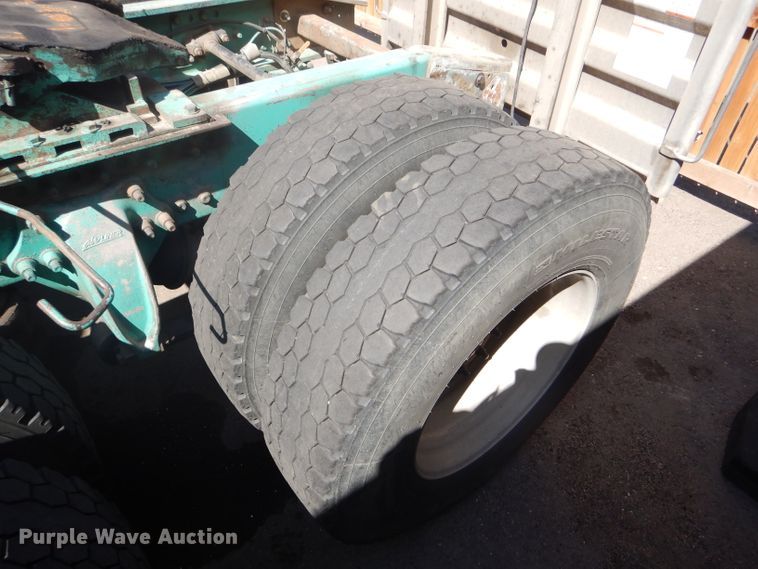 image for item GH9573 2004 Freightliner Columbia semi truck