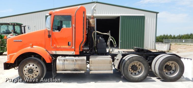 image for item GH9602 2010 Kenworth T800 semi truck