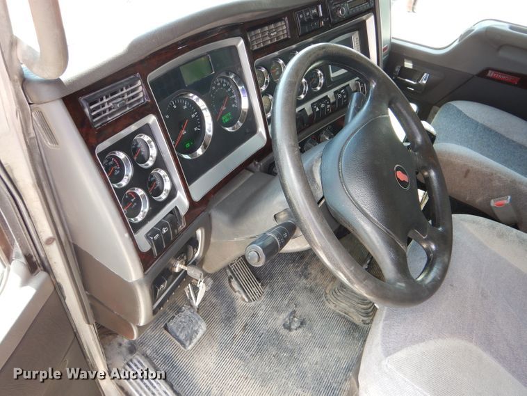 image for item GH9602 2010 Kenworth T800 semi truck