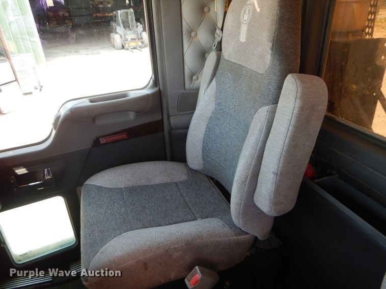 image for item GH9602 2010 Kenworth T800 semi truck