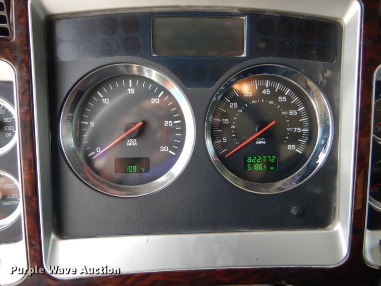 image for item GH9602 2010 Kenworth T800 semi truck