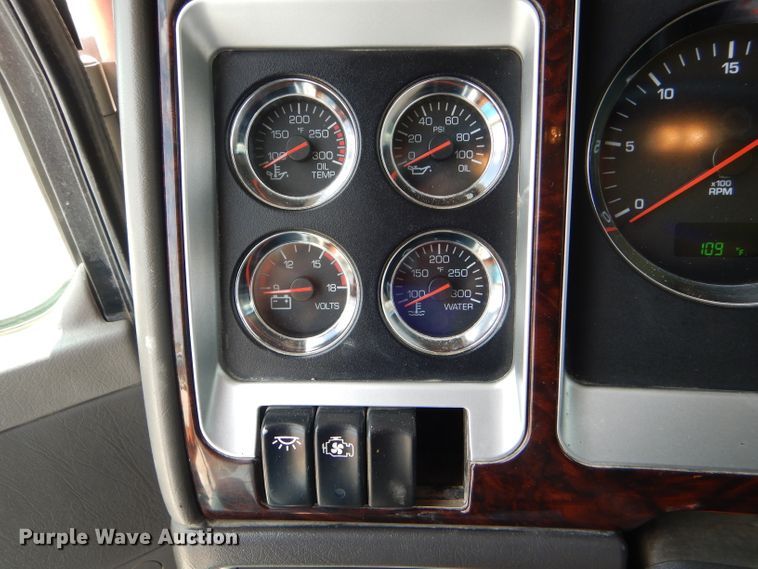 image for item GH9602 2010 Kenworth T800 semi truck