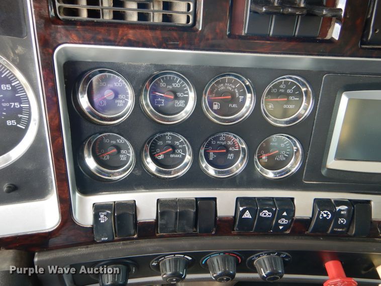 image for item GH9602 2010 Kenworth T800 semi truck