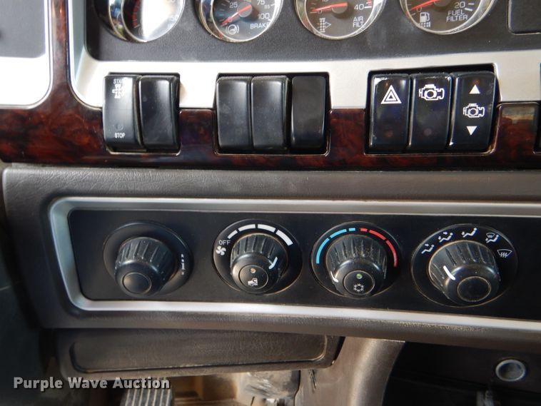 image for item GH9602 2010 Kenworth T800 semi truck