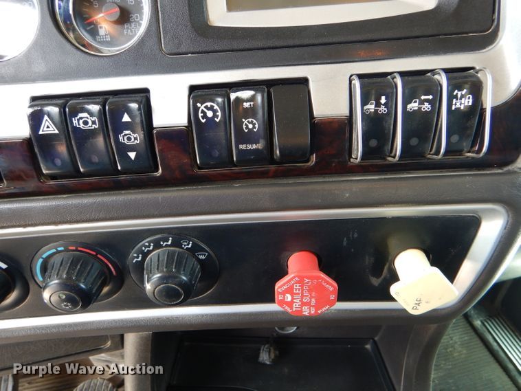 image for item GH9602 2010 Kenworth T800 semi truck