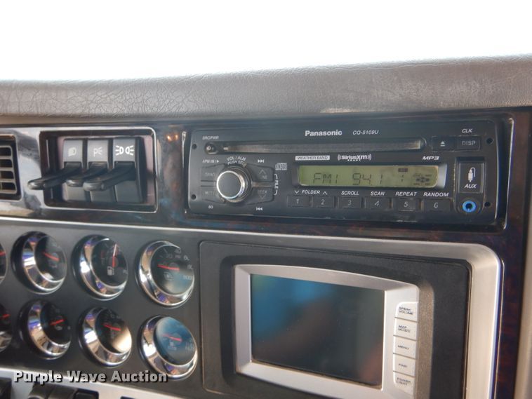 image for item GH9602 2010 Kenworth T800 semi truck