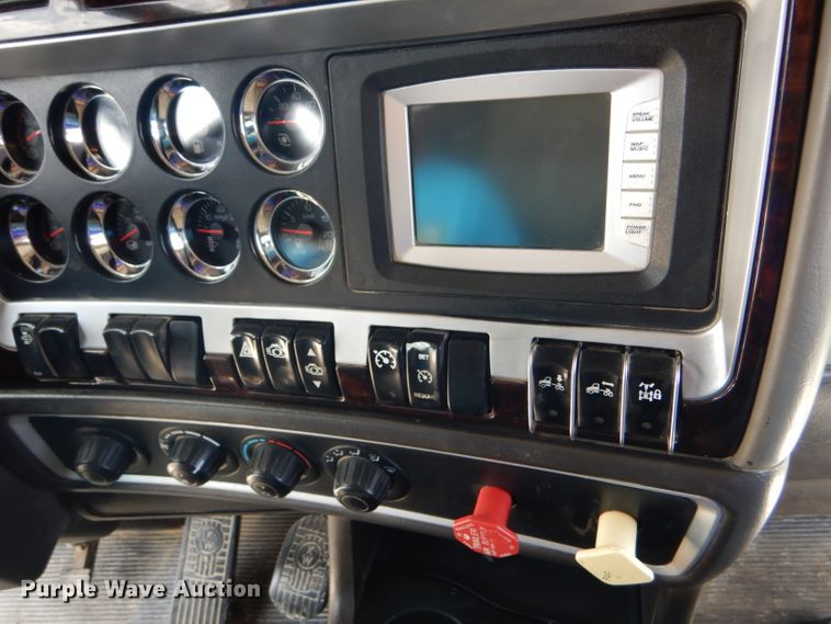 image for item GH9602 2010 Kenworth T800 semi truck