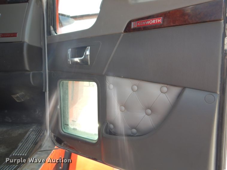 image for item GH9602 2010 Kenworth T800 semi truck