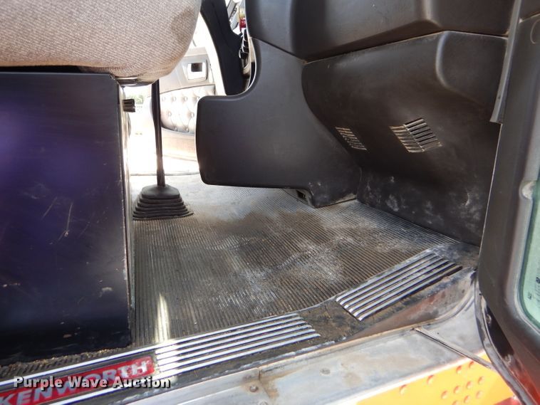 image for item GH9602 2010 Kenworth T800 semi truck