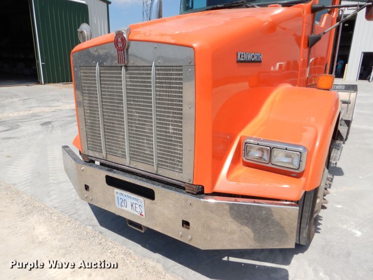 image for item GH9602 2010 Kenworth T800 semi truck