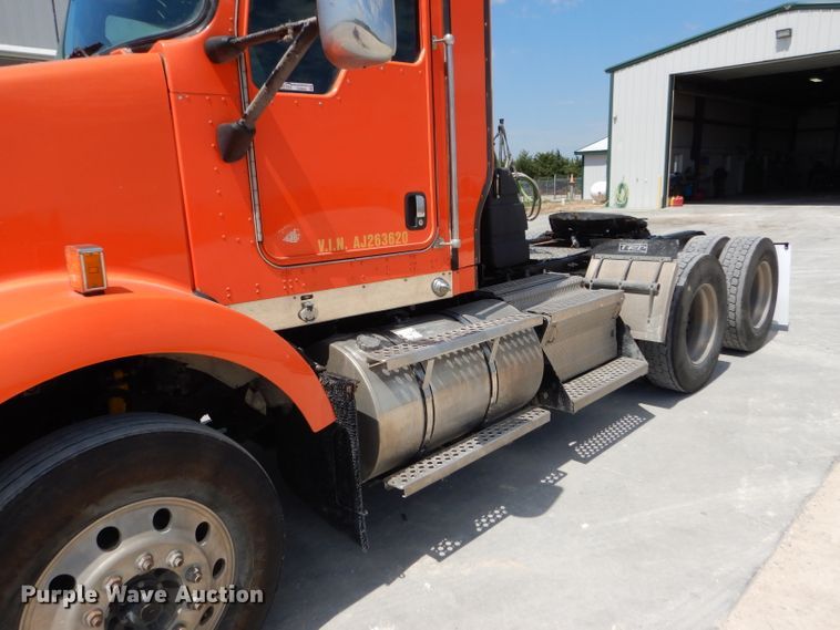 image for item GH9602 2010 Kenworth T800 semi truck