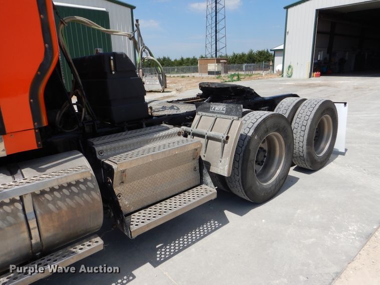 image for item GH9602 2010 Kenworth T800 semi truck