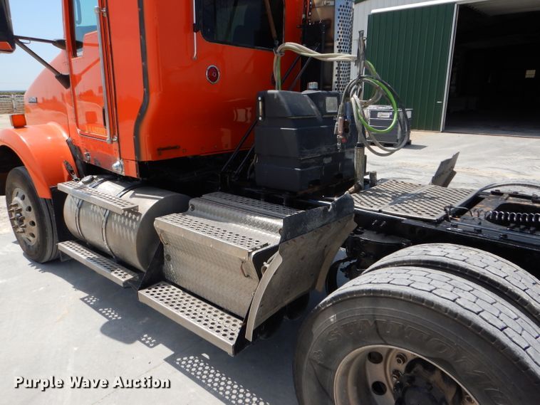 image for item GH9602 2010 Kenworth T800 semi truck