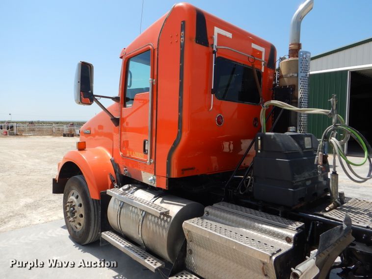image for item GH9602 2010 Kenworth T800 semi truck