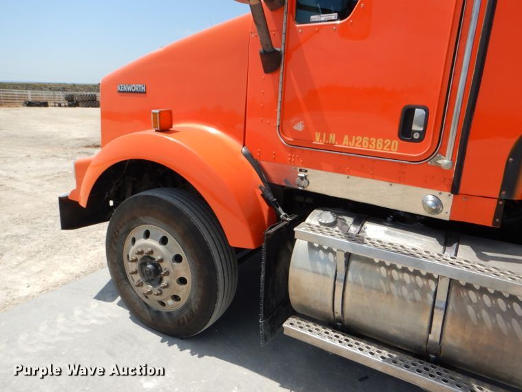 image for item GH9602 2010 Kenworth T800 semi truck