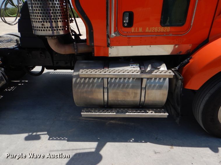 image for item GH9602 2010 Kenworth T800 semi truck