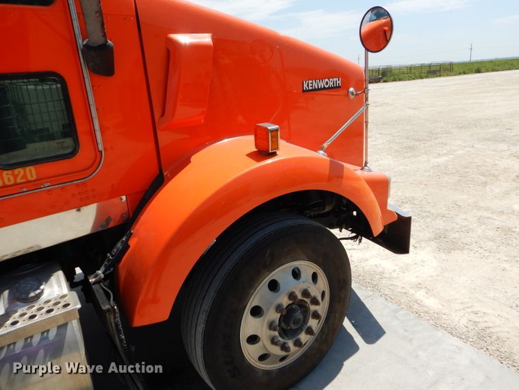image for item GH9602 2010 Kenworth T800 semi truck