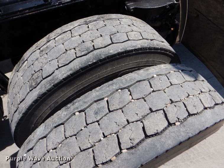 image for item GH9602 2010 Kenworth T800 semi truck