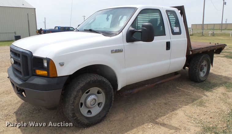 image for item DC5065 2007 Ford F250 Super Duty XL SuperCab flatbed pickup truck