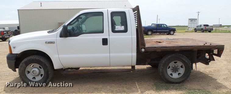 image for item DC5065 2007 Ford F250 Super Duty XL SuperCab flatbed pickup truck