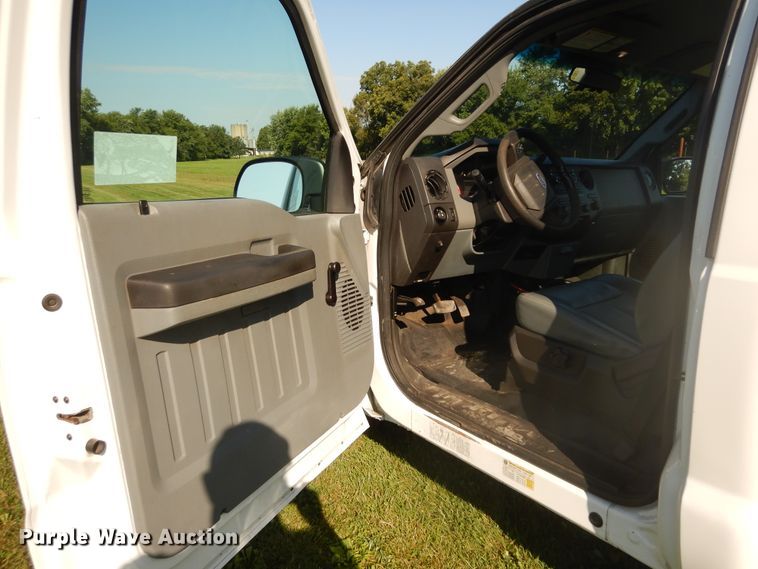 image for item DC8682 2013 Ford F250 Super Duty  utility bed pickup truck