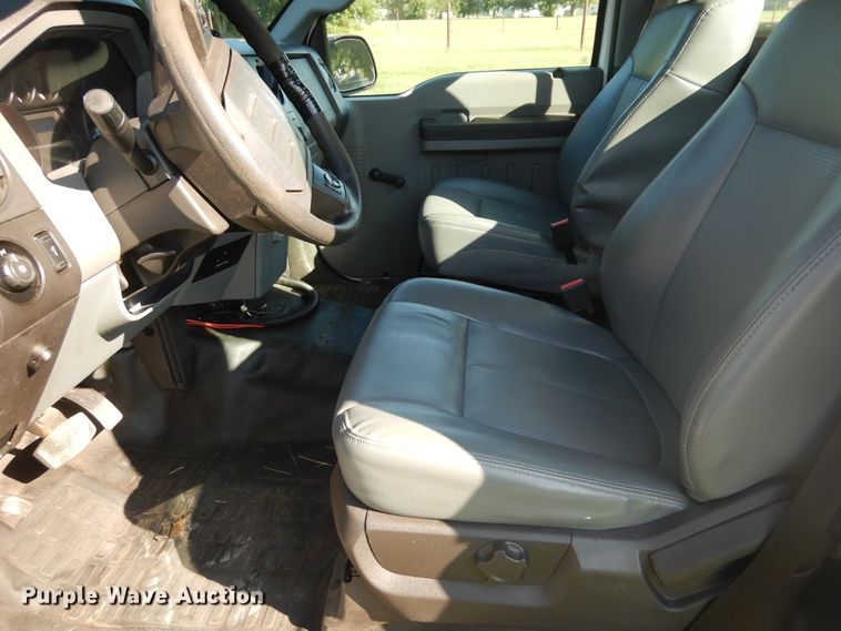 image for item DC8682 2013 Ford F250 Super Duty  utility bed pickup truck