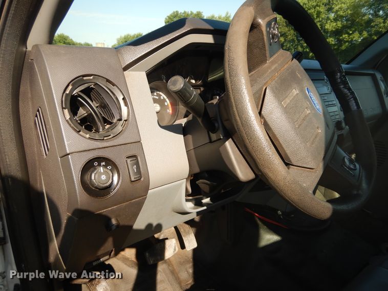 image for item DC8682 2013 Ford F250 Super Duty  utility bed pickup truck