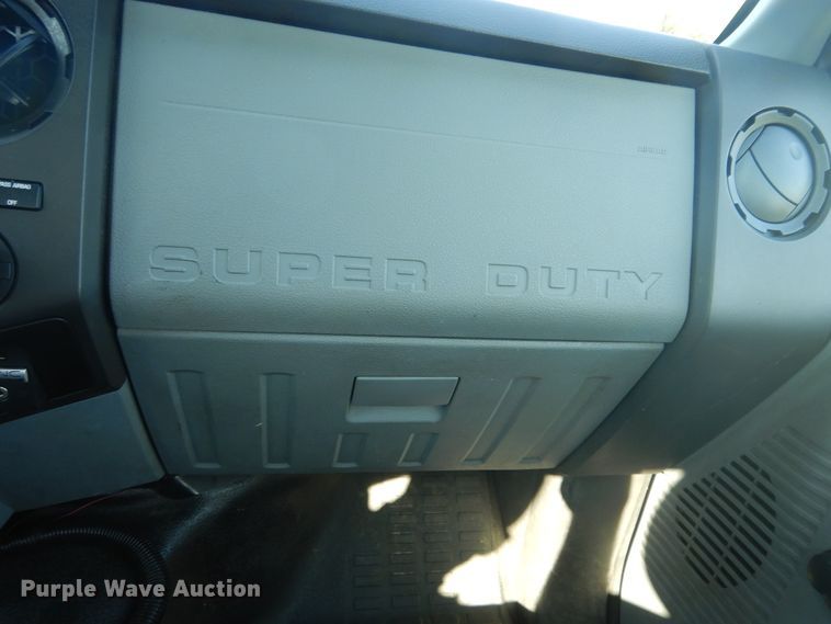 image for item DC8682 2013 Ford F250 Super Duty  utility bed pickup truck