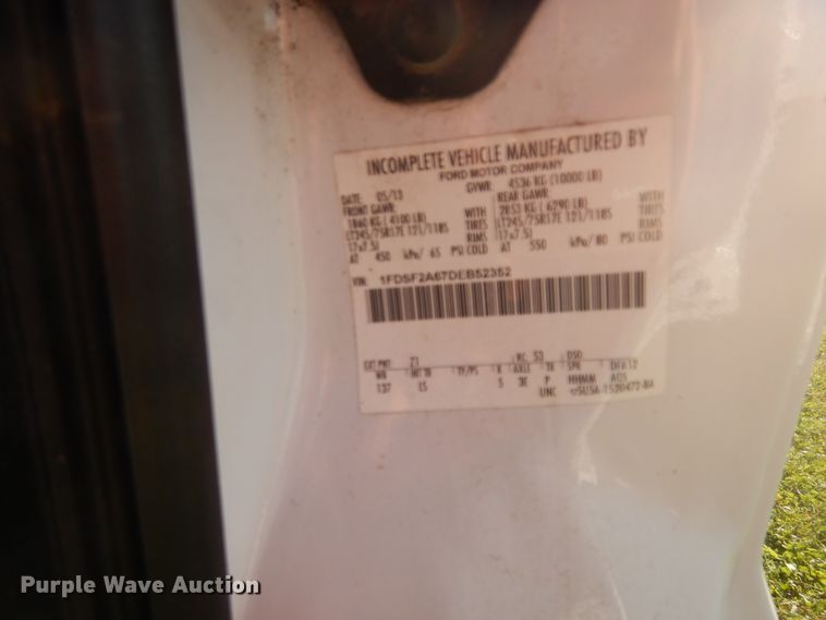 image for item DC8682 2013 Ford F250 Super Duty  utility bed pickup truck