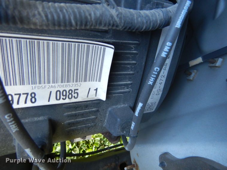 image for item DC8682 2013 Ford F250 Super Duty  utility bed pickup truck