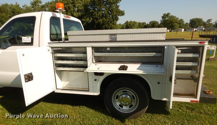 image for item DC8682 2013 Ford F250 Super Duty  utility bed pickup truck