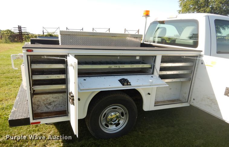 image for item DC8682 2013 Ford F250 Super Duty  utility bed pickup truck