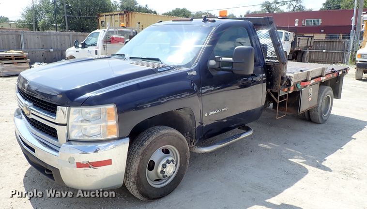 image for item DE0954 2007 Chevrolet Silverado 3500 flatbed pickup truck