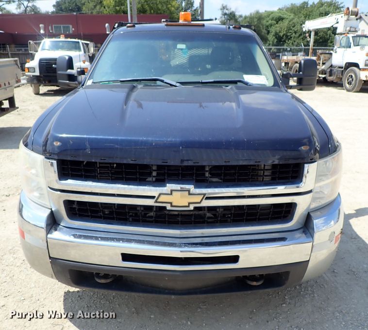 image for item DE0954 2007 Chevrolet Silverado 3500 flatbed pickup truck