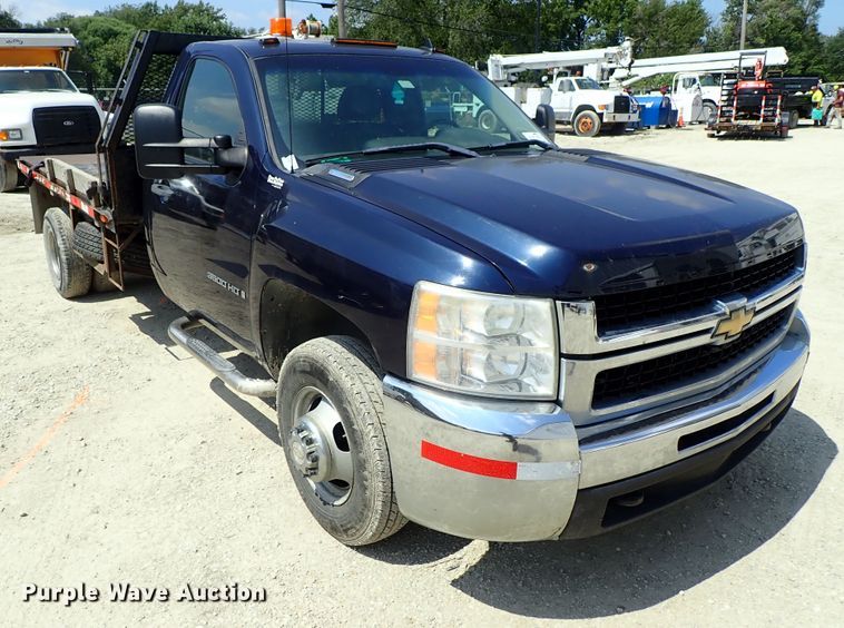 image for item DE0954 2007 Chevrolet Silverado 3500 flatbed pickup truck
