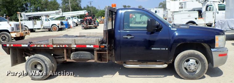 image for item DE0954 2007 Chevrolet Silverado 3500 flatbed pickup truck