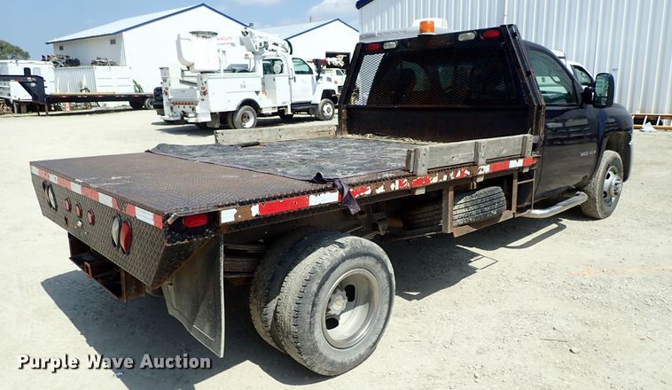 image for item DE0954 2007 Chevrolet Silverado 3500 flatbed pickup truck