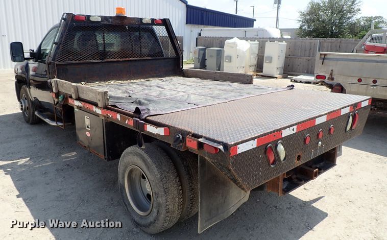 image for item DE0954 2007 Chevrolet Silverado 3500 flatbed pickup truck