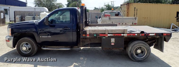 image for item DE0954 2007 Chevrolet Silverado 3500 flatbed pickup truck