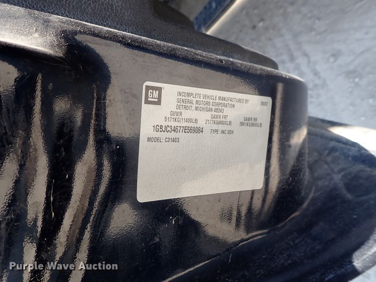 image for item DE0954 2007 Chevrolet Silverado 3500 flatbed pickup truck