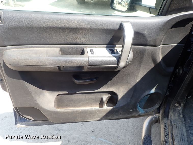 image for item DE0954 2007 Chevrolet Silverado 3500 flatbed pickup truck