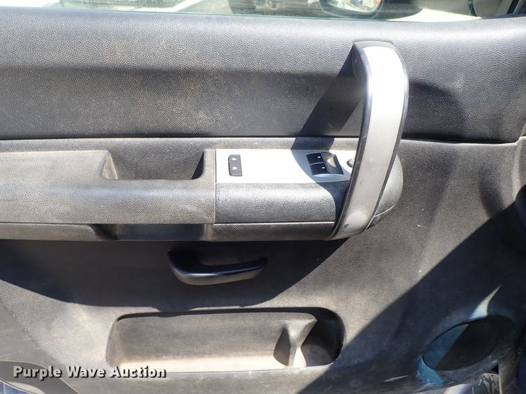 image for item DE0954 2007 Chevrolet Silverado 3500 flatbed pickup truck