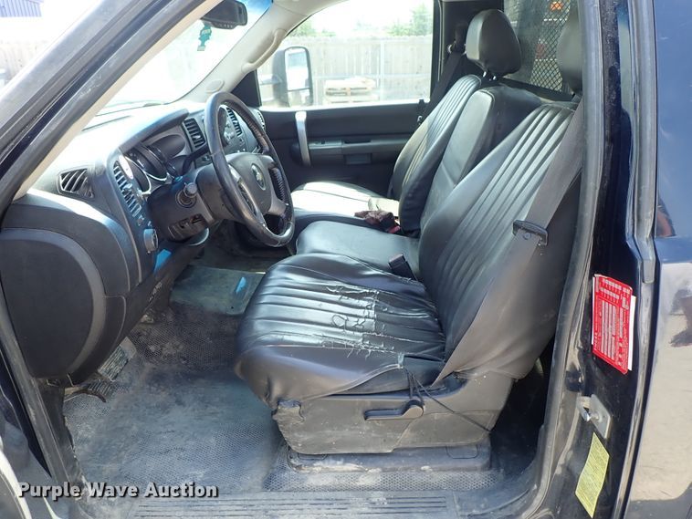 image for item DE0954 2007 Chevrolet Silverado 3500 flatbed pickup truck